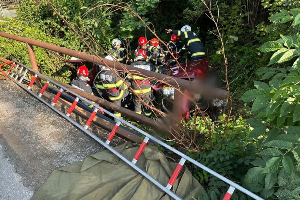 IPJ Prahova, despre accidentul din Breaza/ Femeia decedată, în vârstă de 78 de ani, se afla la volanul autoturismului căzut în râpă