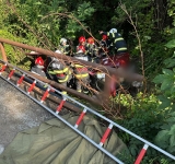 IPJ Prahova, despre accidentul din Breaza/ Femeia decedată, în vârstă de 78 de ani, se afla la volanul autoturismului căzut în râpă