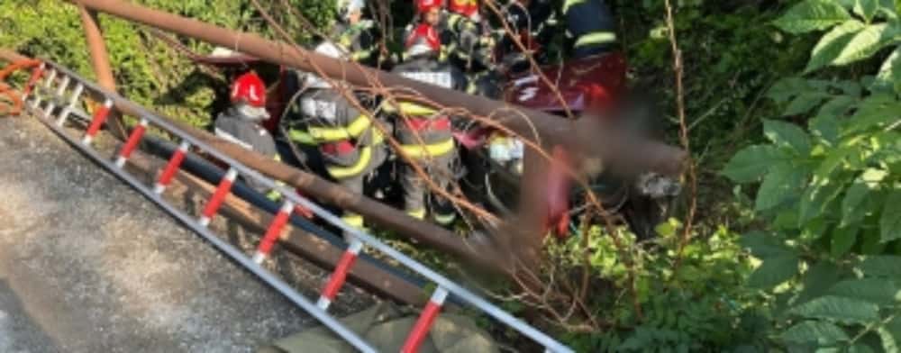 IPJ Prahova, despre accidentul din Breaza/ Femeia decedată, în vârstă de 78 de ani, se afla la volanul autoturismului căzut în râpă