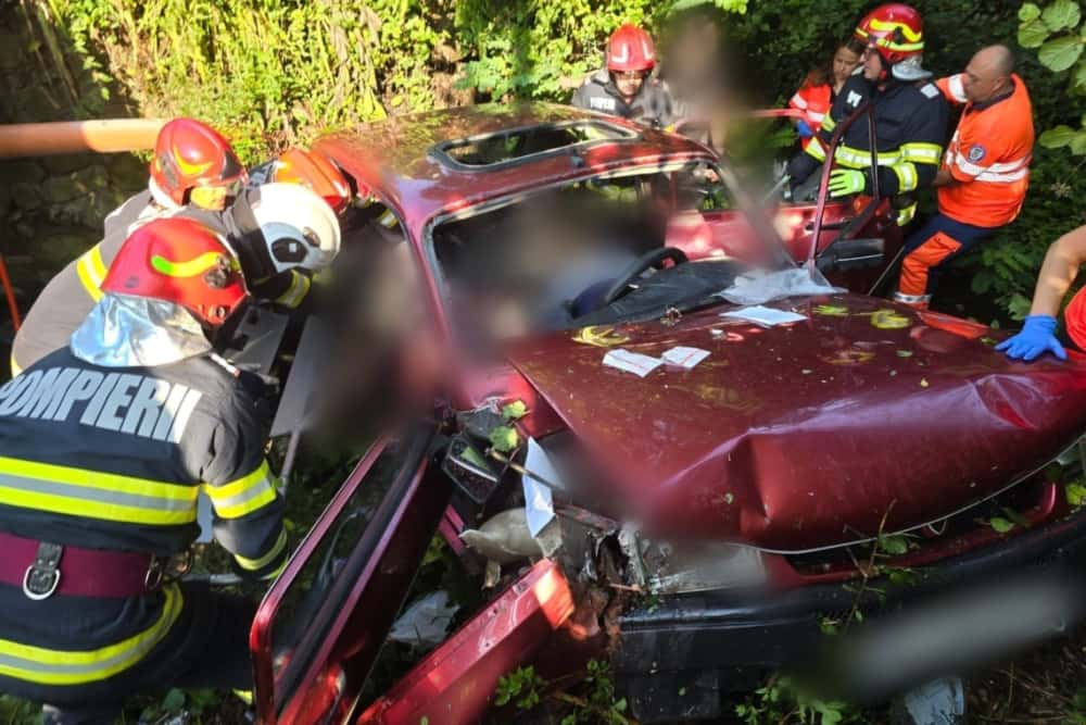 UPDATE/ Autoturism căzut într-o râpă, la Breaza. Patru persoane rănite