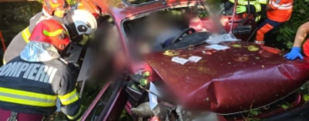 UPDATE/ Autoturism căzut într-o râpă, la Breaza. Patru persoane rănite