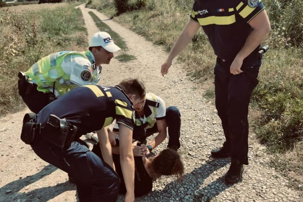 Un bărbat din Filipeștii de Târg și-a tăiat brățara de monitorizare, ca să scape de polițiști. A fost găsit în afara localității