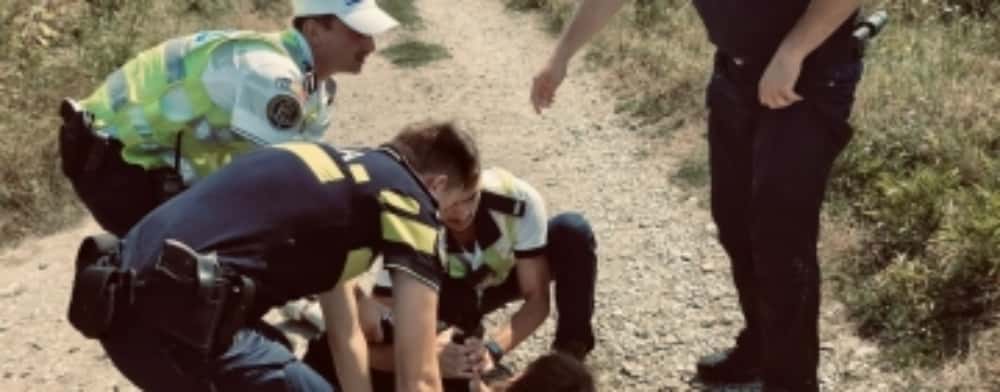 Un bărbat din Filipeștii de Târg și-a tăiat brățara de monitorizare, ca să scape de polițiști. A fost găsit în afara localității