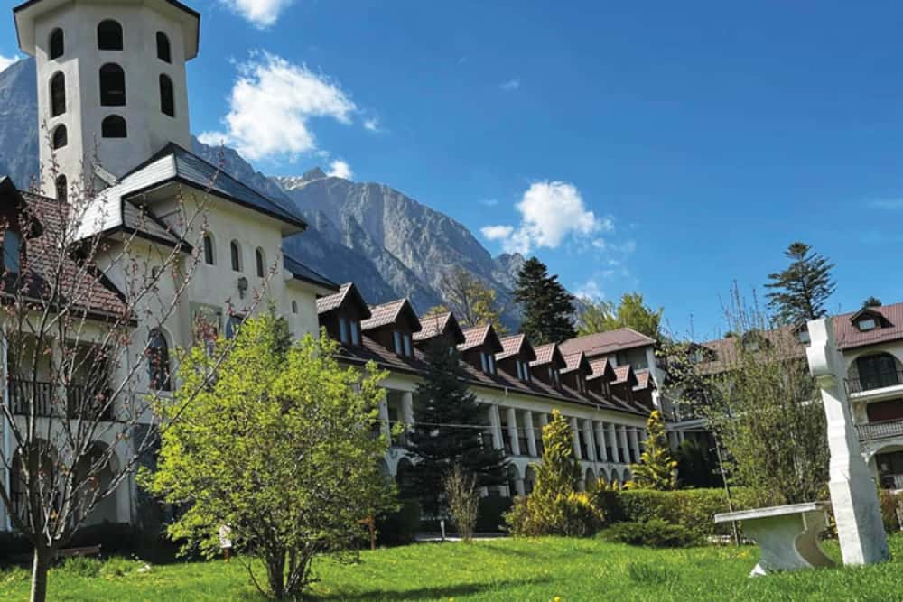 Lucrări suplimentare pentru extinderea Centrului Social Pastoral „Sfânta Cruce” de la Mănăstirea Caraiman