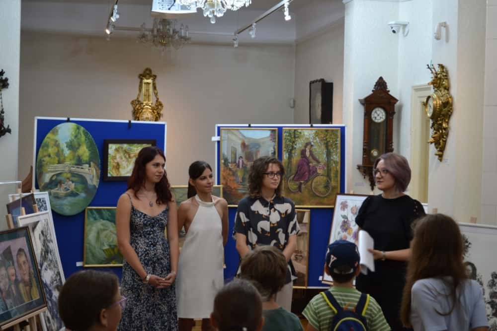 „Femei în Timp” – expoziție de artă vizuală la Muzeul Ceasului din Ploiești. Lucrările sunt semnate de trei eleve ale Colegiului de Artă „Carmen Sylva”