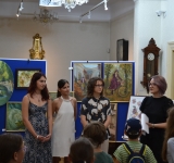 „Femei în Timp” – expoziție de artă vizuală la Muzeul Ceasului din Ploiești. Lucrările sunt semnate de trei eleve ale Colegiului de Artă „Carmen Sylva”