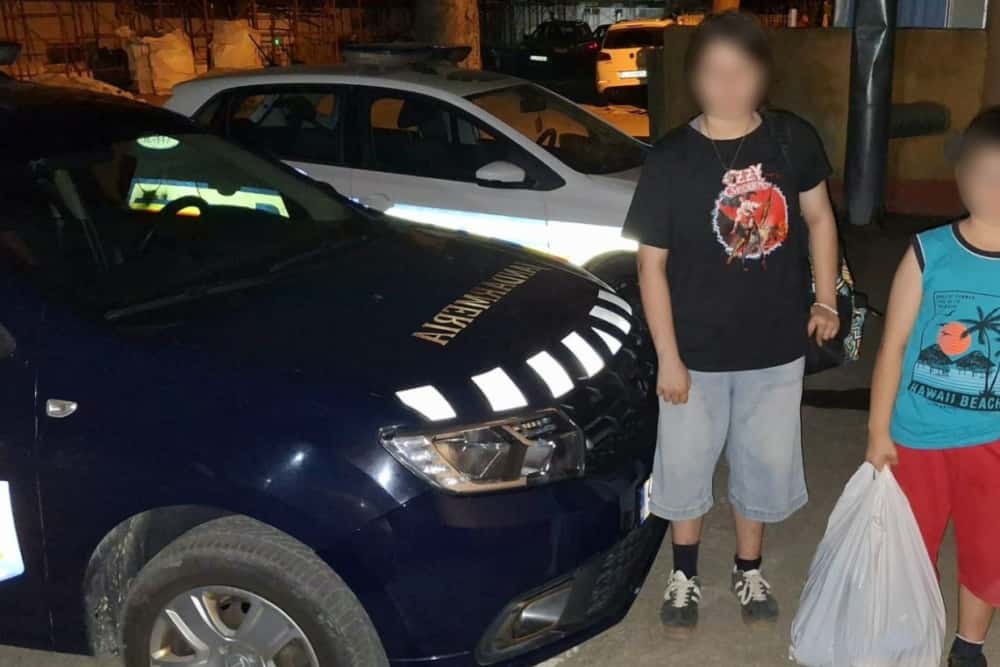 Doi frați din Mizil și-au pus familia pe jar după ce au plecat în miez de noapte de la bunicii din Fetești. I-au găsit jandarmii, în gară