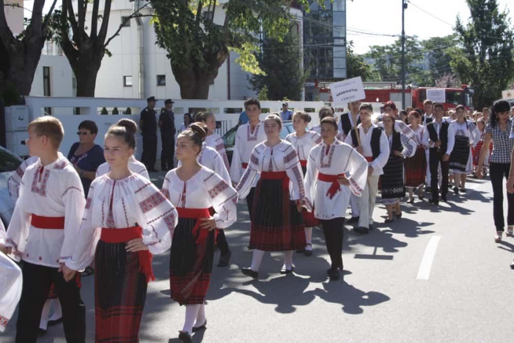 Circulație întreruptă o oră pe DN1A, în Vălenii de Munte, pentru târgul de Sfânta Maria și parada portului popular
