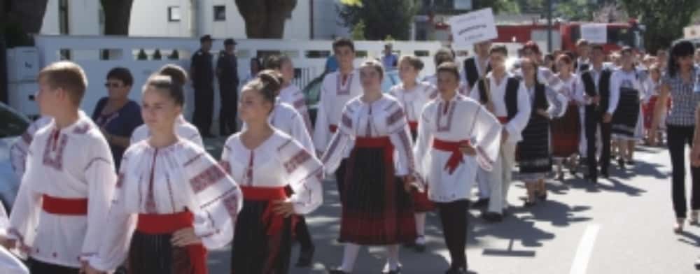 Circulație întreruptă o oră pe DN1A, în Vălenii de Munte, pentru târgul de Sfânta Maria și parada portului popular