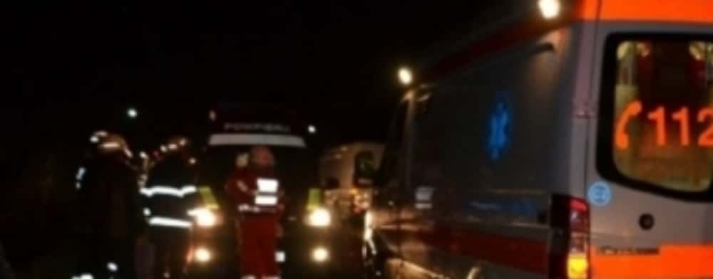 Copaci rupți și acoperișuri smulse de vânt, vineri seară, în timpul furtunii din Prahova. Un bărbat a fost rănit 