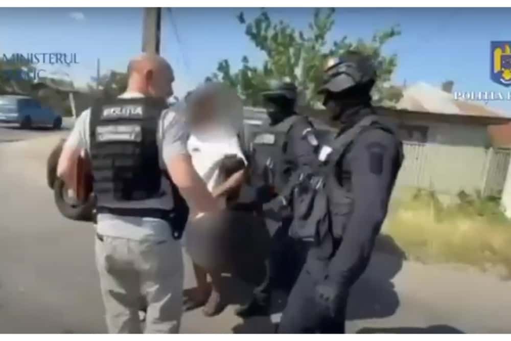 Autoturisme furate din parcuri auto din Prahova, folosite la sustragerea de aparate self pay pline cu bani