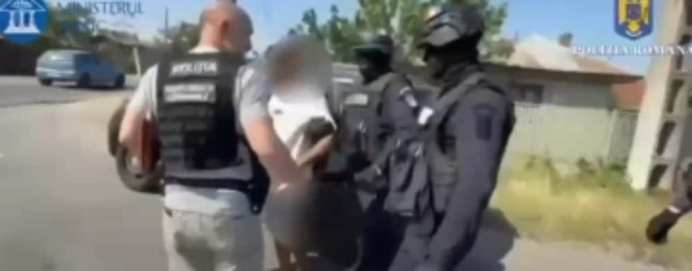 Autoturisme furate din parcuri auto din Prahova, folosite la sustragerea de aparate self pay pline cu bani