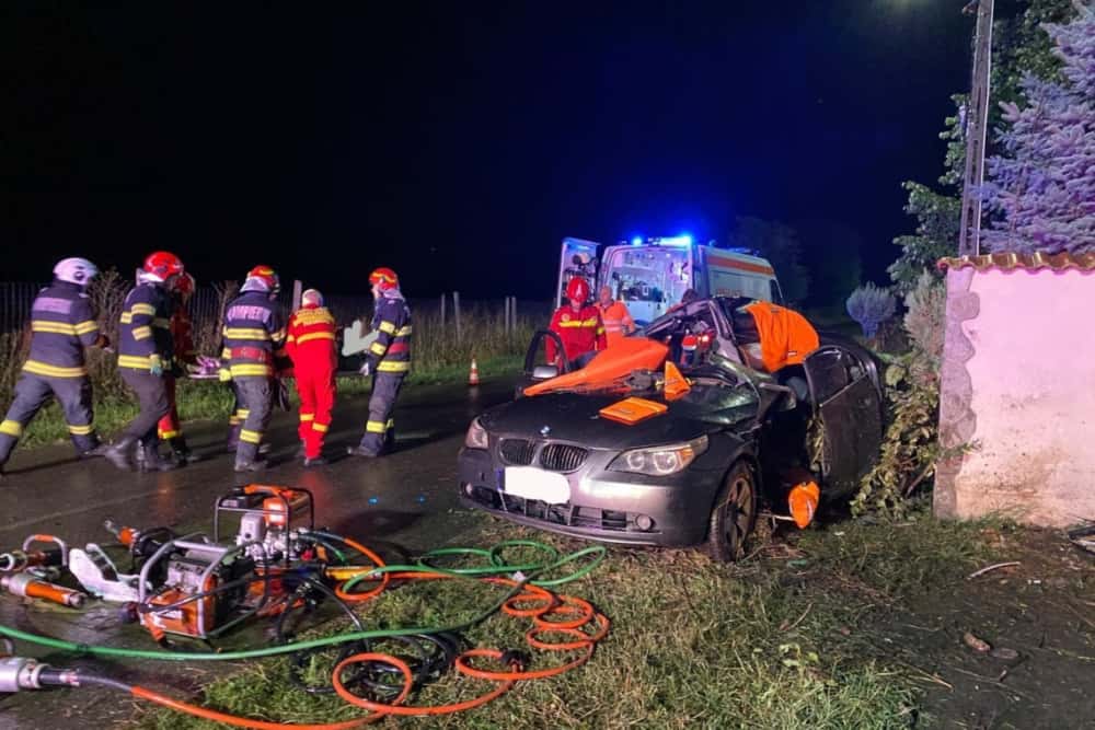 Un șofer a rămas încarcerat în autoturism, noaptea trecută, după un accident produs în Urleta - Bănești