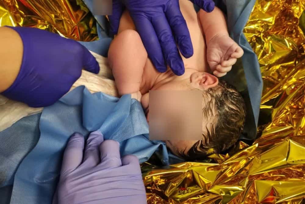 Un bebeluș s-a născut în ambulanță, pe drumul spre spital!