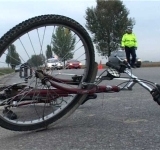 Accident între un motociclist de 19 ani și un copil de 13 ani, care se deplasa pe bicicletă pe DN1B, în Valea Călugărească