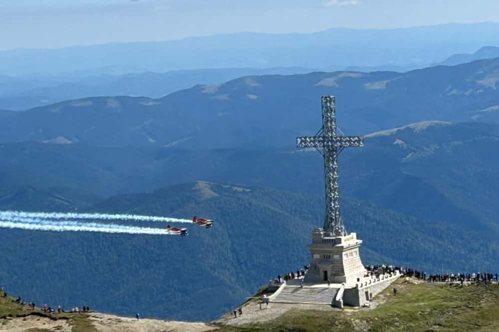 Spectacol pe cer, la Crucea Caraiman! Avioane militare și civile survolează Valea Prahovei (FOTO)