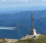Spectacol pe cer, la Crucea Caraiman! Avioane militare și civile survolează Valea Prahovei (FOTO)