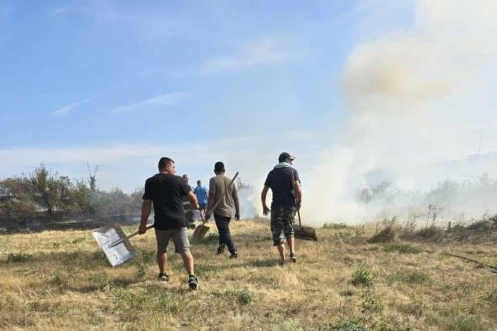 Incendiu de proporții pe dealurile din Urlați. Localnicii au sărit în sprijinul pompierilor pentru stingerea flăcărilor