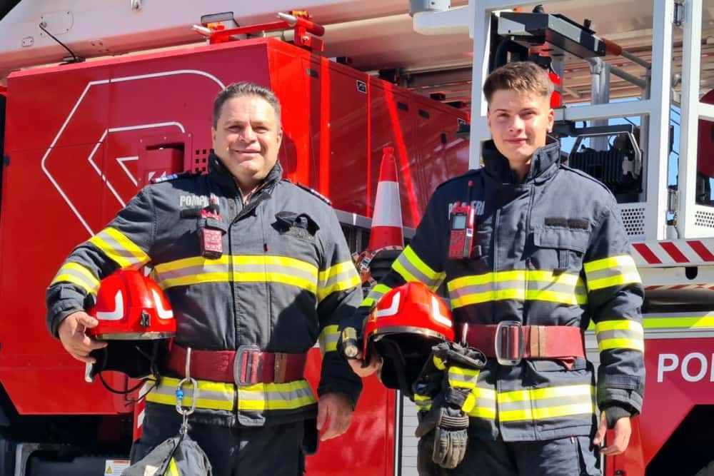 Două uniforme, o singură inimă | Tată și fiu, pompieri pe același drum!