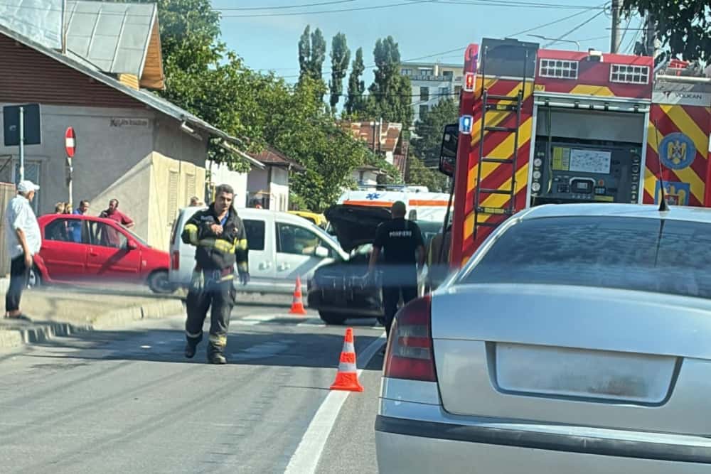 O șoferiță de 27 de ani a ajuns la spital după un accident produs pe strada Văleni din Ploiești