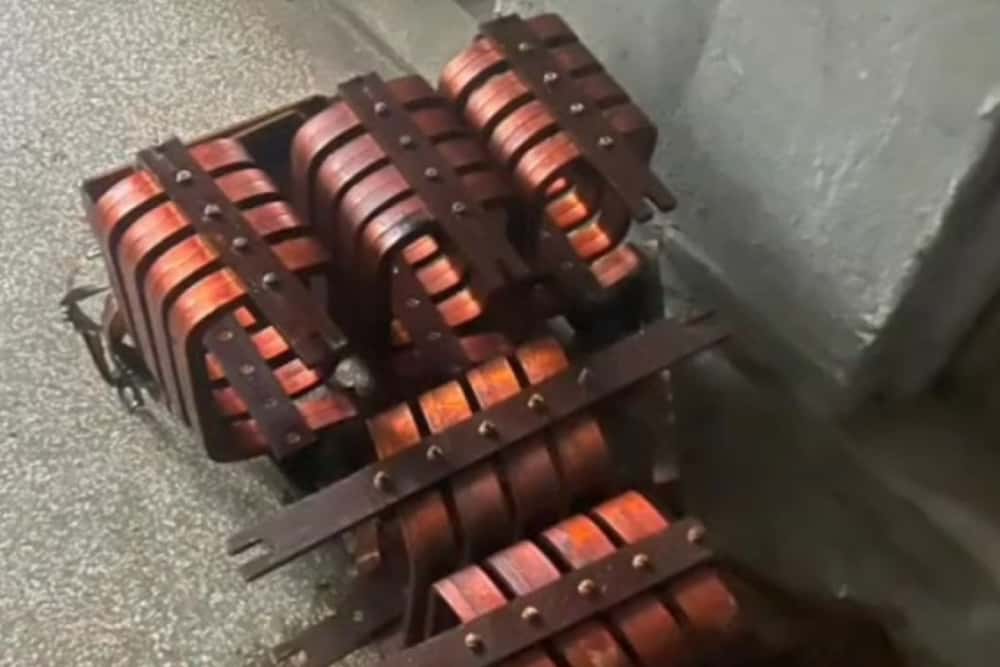 Hoți de cupru, prinși în flagrant de jandarmi, într-o hală dezafectată a fostei uzine 1 Mai din Ploiești