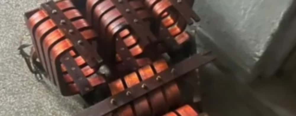 Hoți de cupru, prinși în flagrant de jandarmi, într-o hală dezafectată a fostei uzine 1 Mai din Ploiești