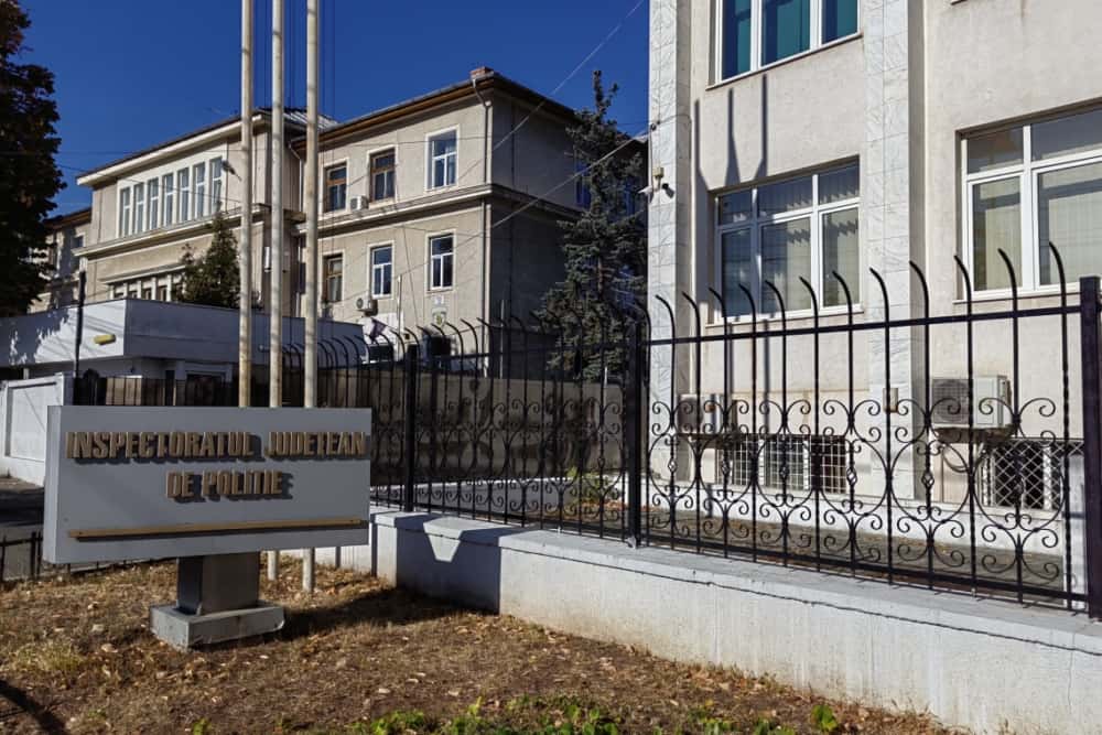 Femeie bătută în stradă și lovită cu mașina, în comuna Baba Ana