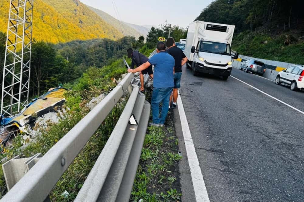 TIR răsturnat în râpă, la Posada, marți dimineață. Șoferul a scăpat nevătămat!
