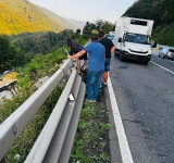 TIR răsturnat în râpă, la Posada, marți dimineață. Șoferul a scăpat nevătămat!
