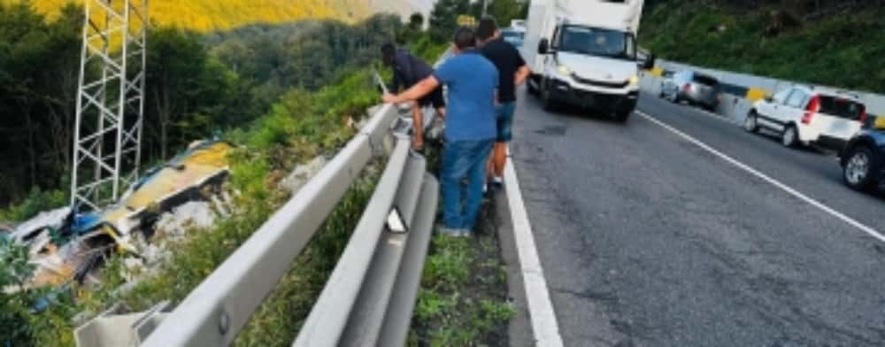 TIR răsturnat în râpă, la Posada, marți dimineață. Șoferul a scăpat nevătămat!