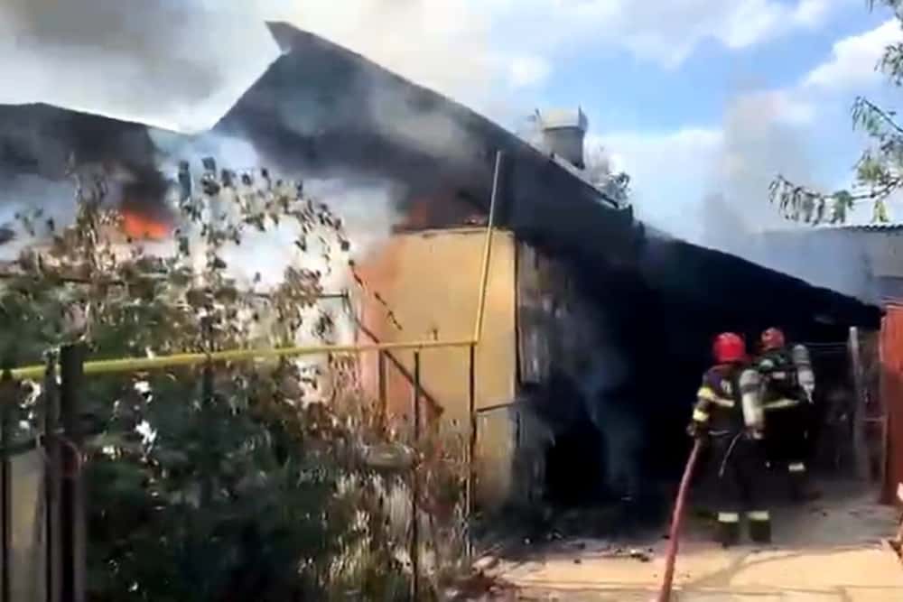 UPDATE/Incendiu în Urlați. Două case au fost cuprinse de flăcări