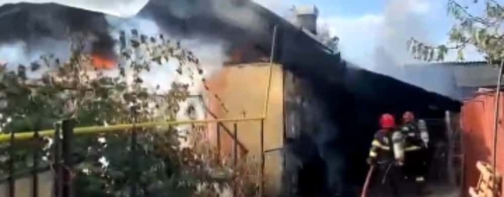 UPDATE/Incendiu în Urlați. Două case au fost cuprinse de flăcări