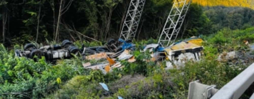 Trafic restricționat pe DN1, zona Posada, pentru scoaterea TIR-ului căzut în râpă