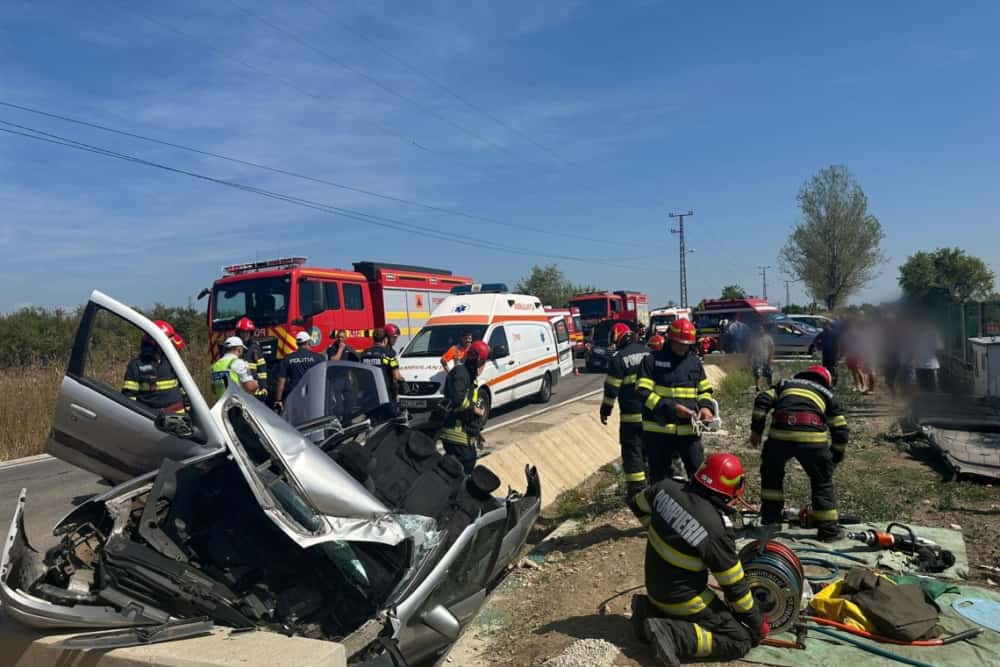 Accident grav lângă Filipeștii de Pădure. Trei femei - încarcerate într-un autoturism care s-a răsturnat