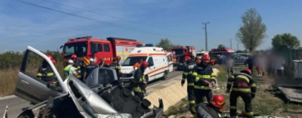 Accident grav lângă Filipeștii de Pădure. Trei femei - încarcerate într-un autoturism care s-a răsturnat