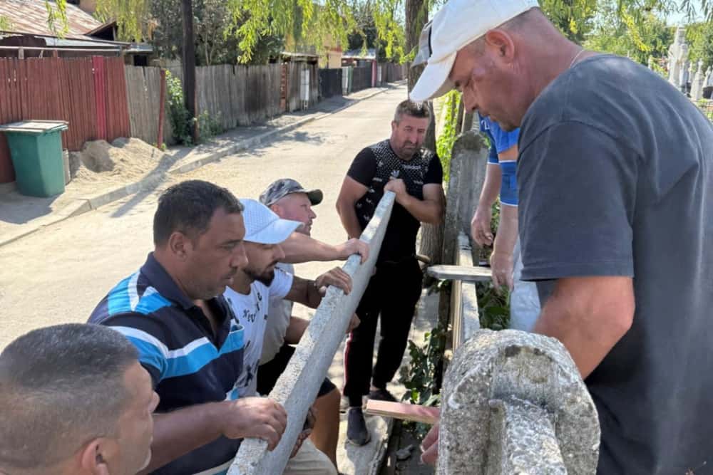 Ferească Dumnezeu! Au rupt gardul Cimitirului Bolovani și au umplut cu gunoaie locurile de veci!