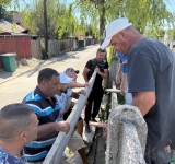 Ferească Dumnezeu! Au rupt gardul Cimitirului Bolovani și au umplut cu gunoaie locurile de veci!