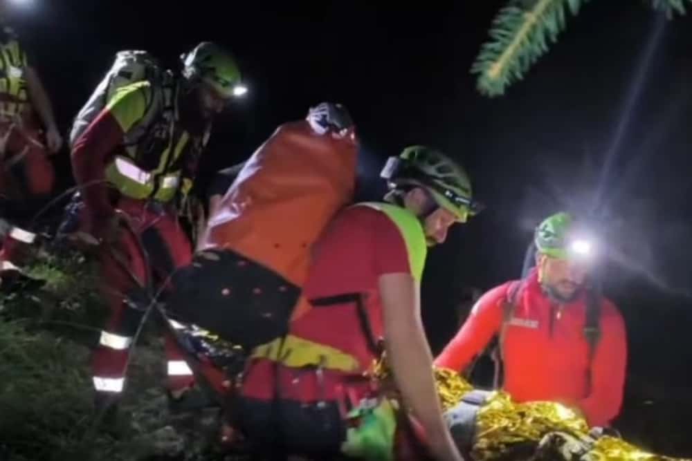 Un bărbat din Capitală a suferit o fractură de bazin, după ce a căzut zeci de metri pe Valea Cerbului