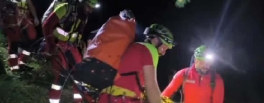 Un bărbat din Capitală a suferit o fractură de bazin, după ce a căzut zeci de metri pe Valea Cerbului