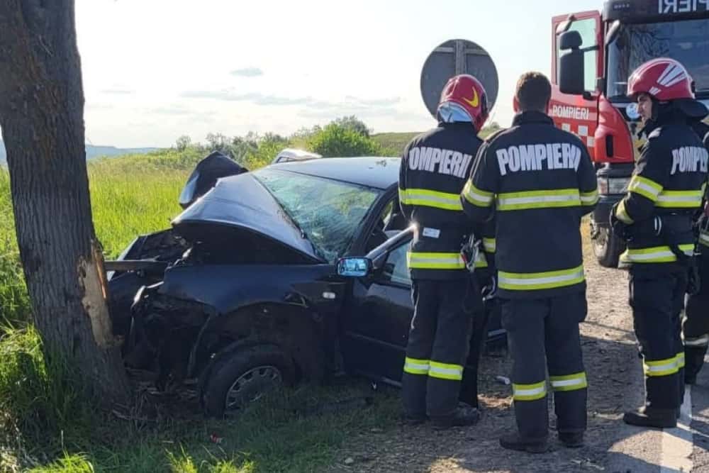 O șoferiță a ajuns la spital după ce a intrat cu autoturismul într-un copac, lângă Balta Doamnei