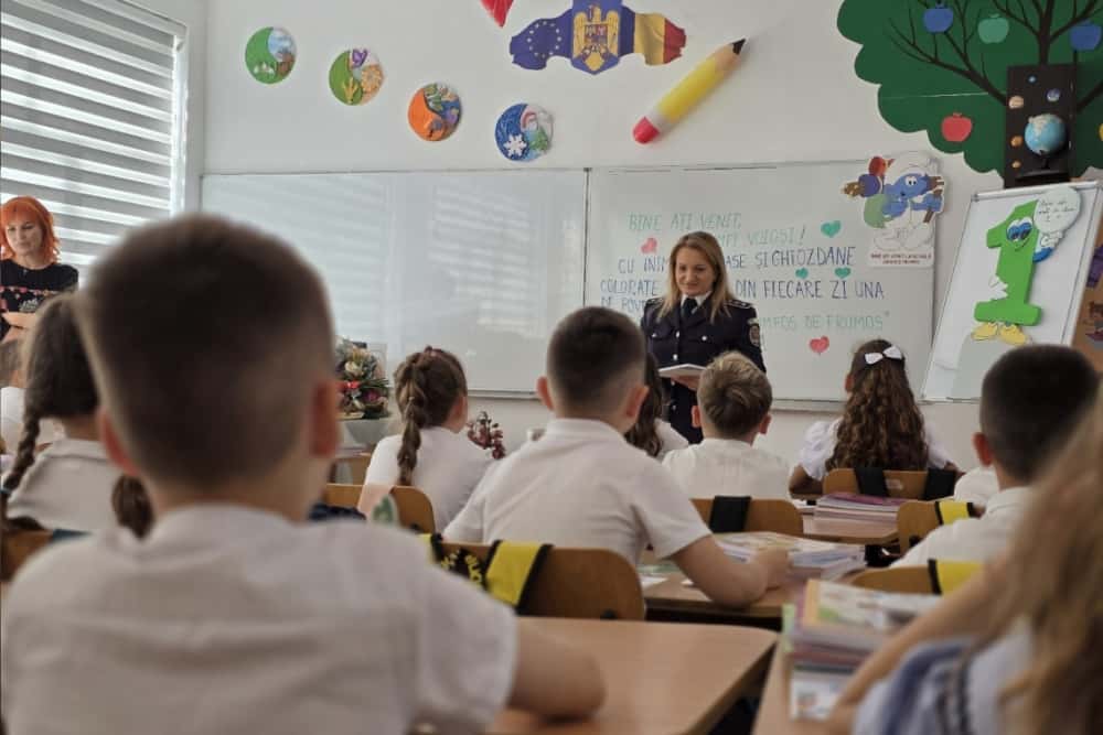 Polițiștii prahoveni, alături de elevi, în prima zi de școală