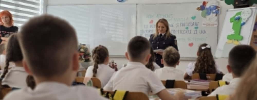 Polițiștii prahoveni, alături de elevi, în prima zi de școală