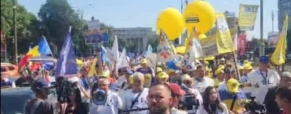 150 de cadre didactice din Prahova participă la mitingul de protest organizat de sindicatele din învățământ, în Capitală