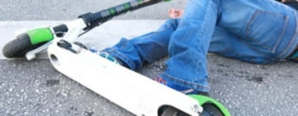Sinaia | Un bărbat beat, găsit inconștient lângă o trotinetă, pe o stradă din stațiune