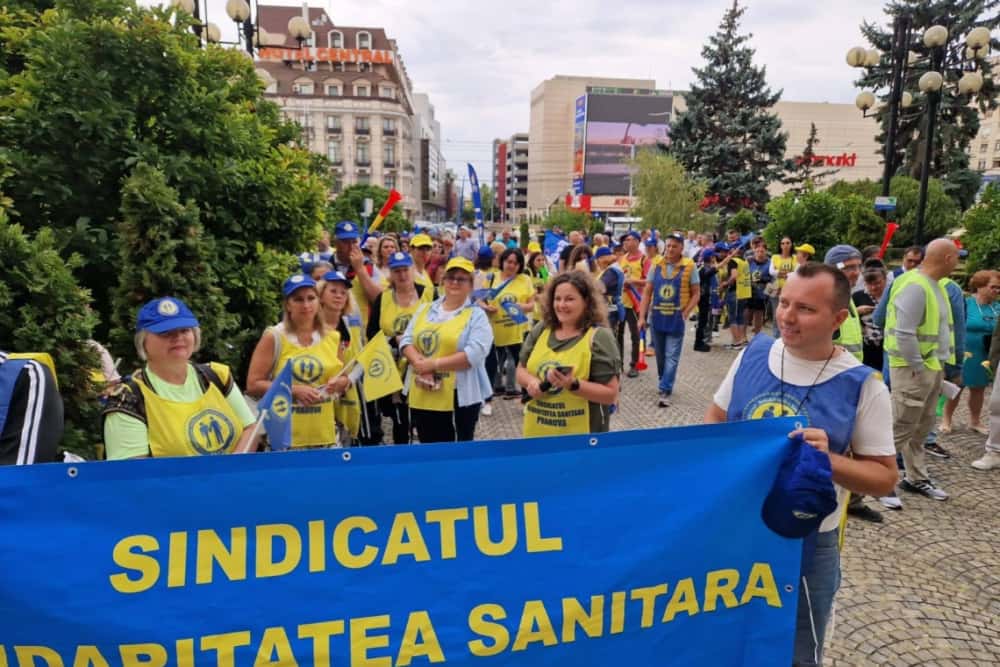 Sindicaliștii de la ”Solidaritatea Sanitară” au pichetat astăzi Prefectura Prahova