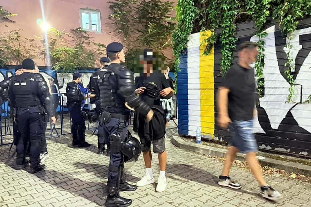 Incidente la meciul Petrolul – Dinamo: suporteri prinși cu torțe, artificii și substanțe interzise