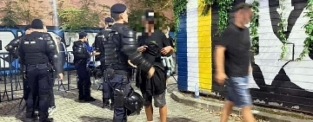 Incidente la meciul Petrolul – Dinamo: suporteri prinși cu torțe, artificii și substanțe interzise