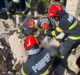 Un zid al unei clădiri a căzut peste doi bărbați, în Câmpina. Update: Una dintre victime a decedat