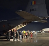 Zece copii palestinieni răniți în Fâșia Gaza, aduși în România cu o aeronavă militară