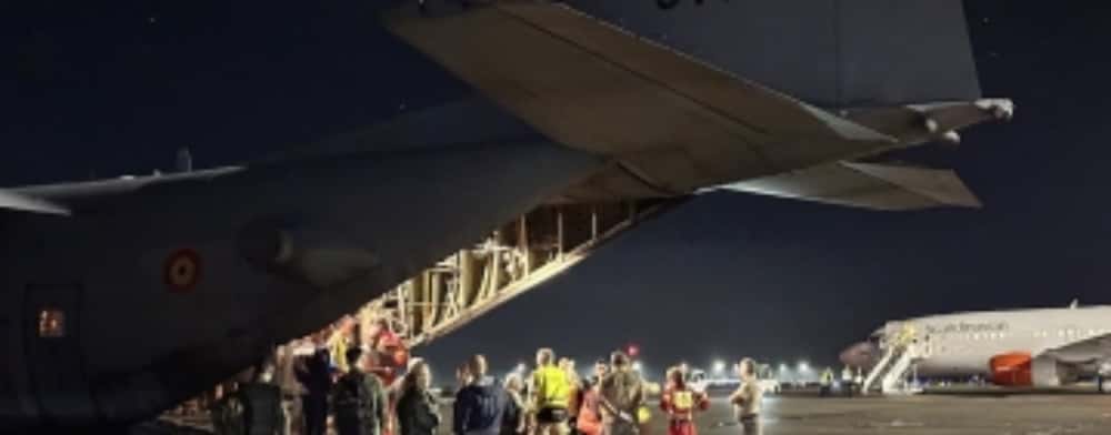 Zece copii palestinieni răniți în Fâșia Gaza, aduși în România cu o aeronavă militară